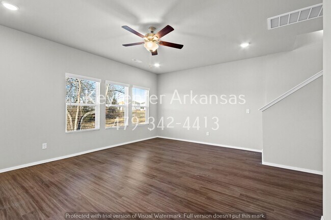 Building Photo - 811 E Sparrow Cir