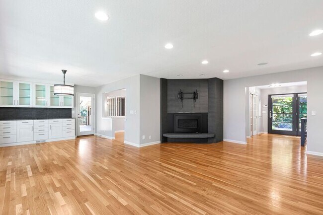 Building Photo - 2640 SW Vista Dr