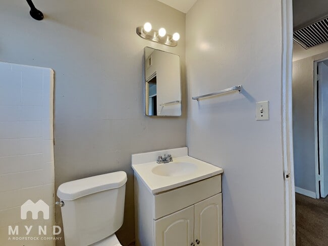 Building Photo - 912 S Dorsey Ln