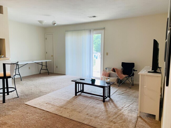 Building Photo - 4 Bedroom 2 Bath