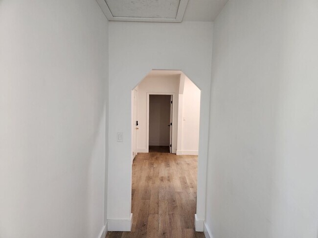 Building Photo - 422 W 42nd St