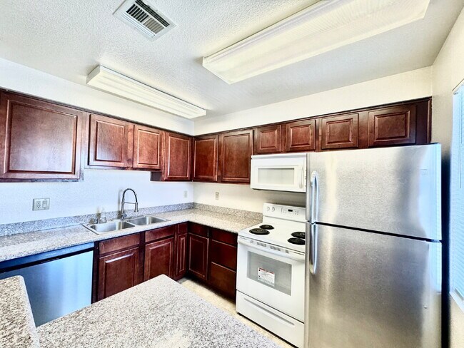 Building Photo - Lovely 2 Bed, 2 Bath Upstairs Condo for Rent in Guard Gated Community!