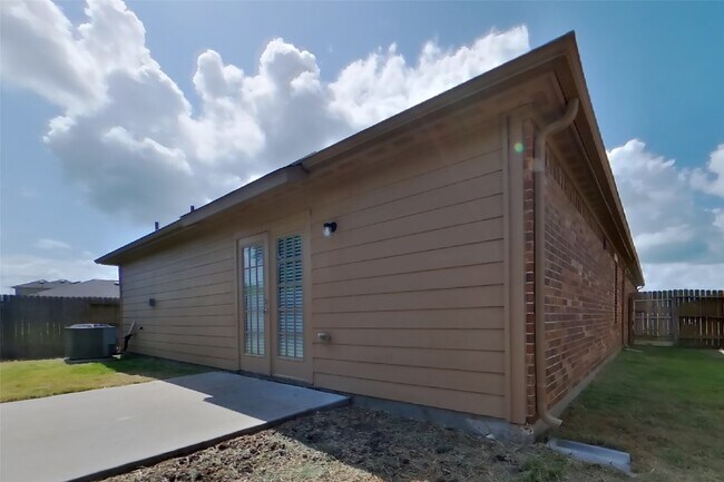 Building Photo - 417 Palomino Stand Dr
