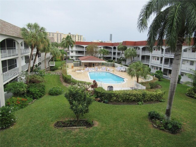 Building Photo - 501 Blue Heron Dr