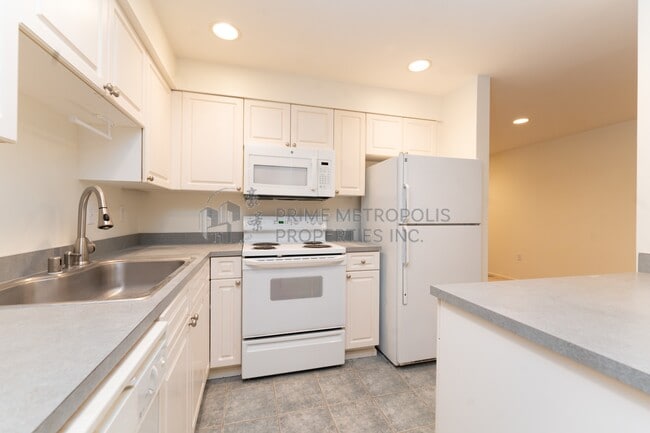 Building Photo - 4343 Roosevelt Way NE