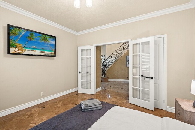 Building Photo - Elegant 5BR Furnished Estate with Pool & G...