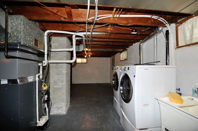 Building Photo - Charming 2 bed 1 bath bungalow with 2nd living room