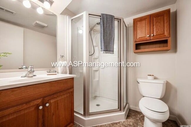 Building Photo - Harvard/Yale 3 bed 2 bath Brick home