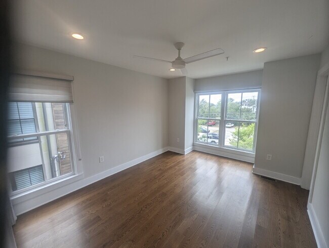 Building Photo - 3 BD / 3 BA Newer Row Home for Lease in Ha...