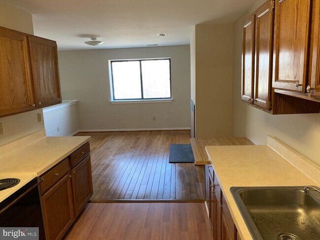 Building Photo - 468 Lynetree Dr