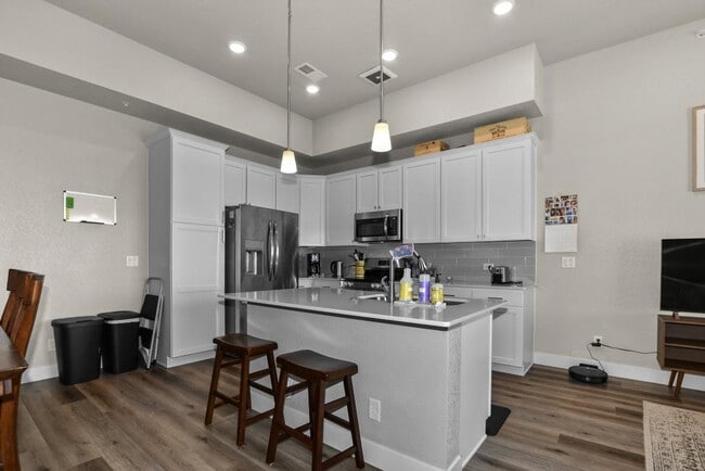 Building Photo - 6826 School House Dr