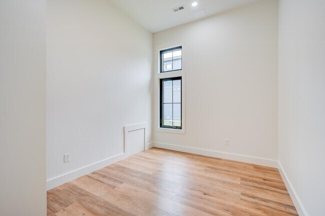 Building Photo - 19 Hidden Glade Dr
