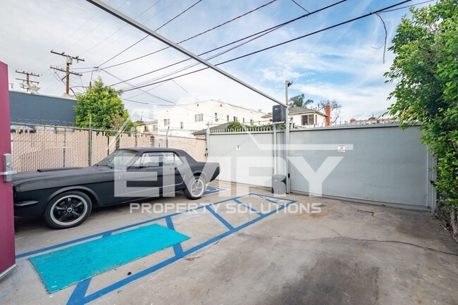 Building Photo - 942 S Gerhart Ave