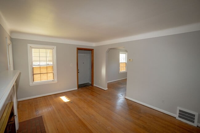 Building Photo - Update charming 3 bedroom bungalow