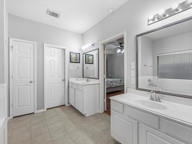 Building Photo - 2507 Stonebury Ln