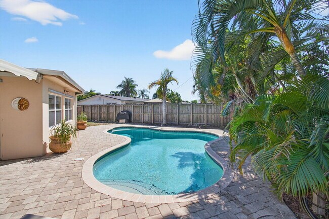 Building Photo - 301 SE 8th Ave