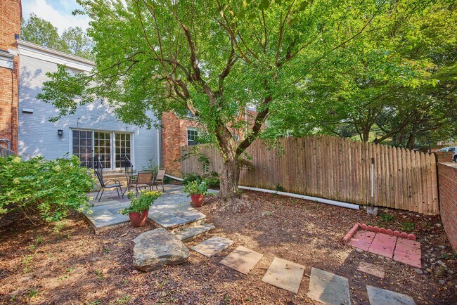 Building Photo - Stunning 3 Bed 2.5 Bath Townhome In Vibran...