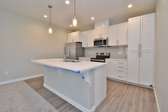 Building Photo - $4,290 / 4 BR - STUNNING NEWER MODEL TOWN HOME IN CENTRAL FREMONT