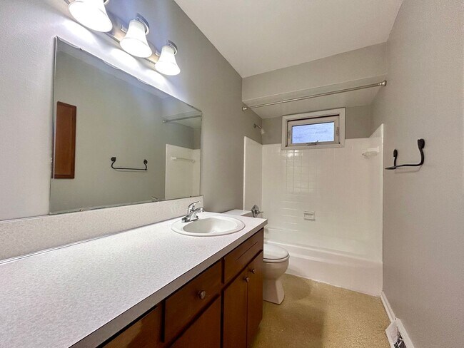 Building Photo - Wallace Ave 3189/3191