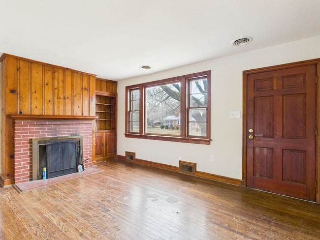 Building Photo - 637 Woodhaven Dr