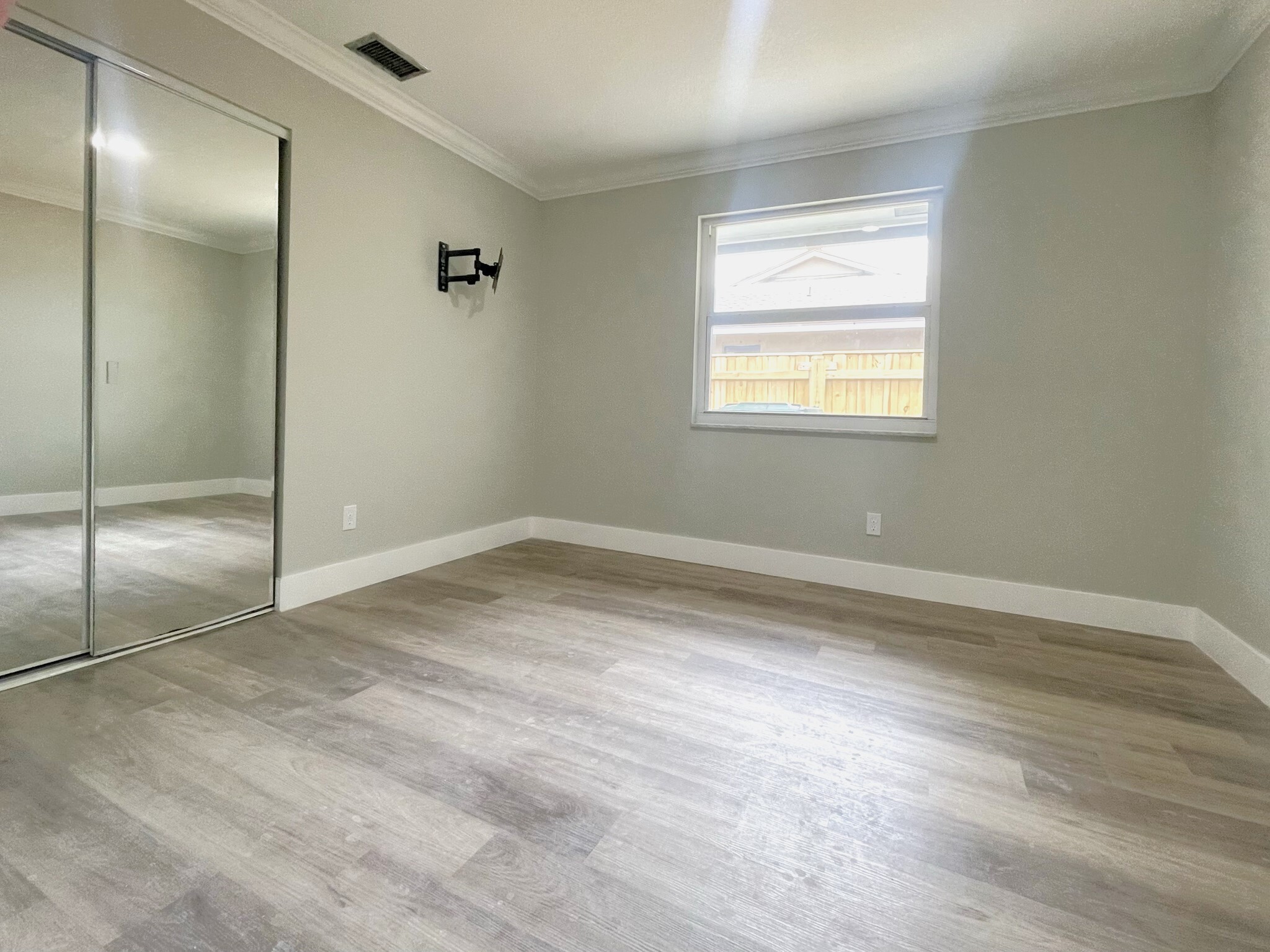 Building Photo - 1155 Summerwood Cir