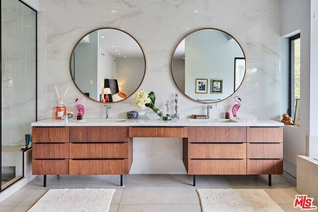 Building Photo - 1724 N Sierra Bonita Ave