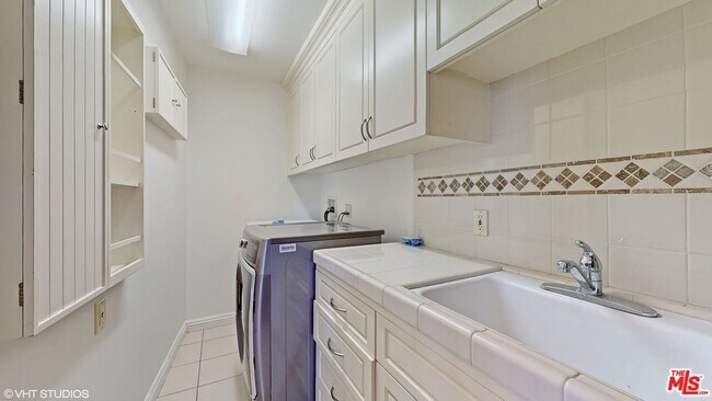 Building Photo - 3311 Deronda Dr