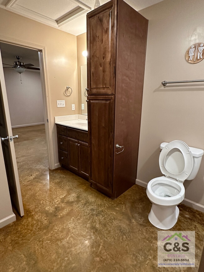 Building Photo - 601 N 6-1/2 St