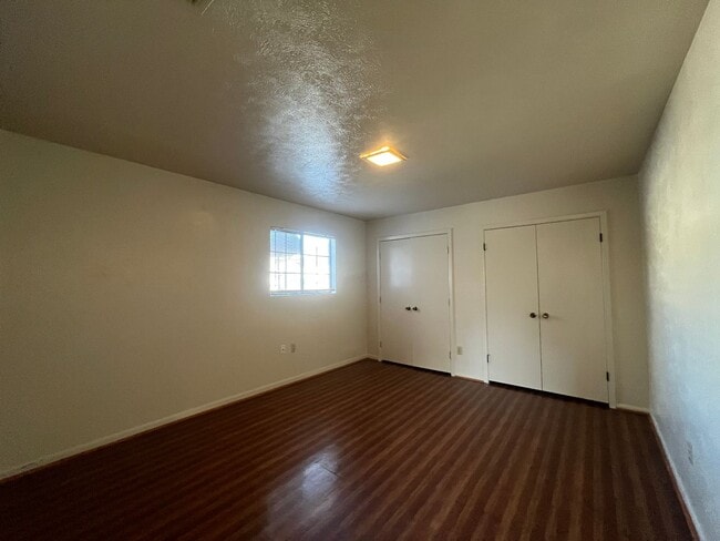 Building Photo - Southside Duplex w/ Two Car Garage