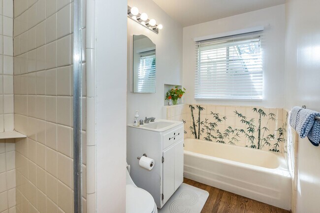 Building Photo - Located in the MUS - Unfurnished Serene El Bosque Home Available November