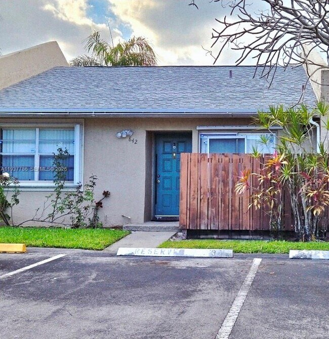 Building Photo - 842 Banks Rd