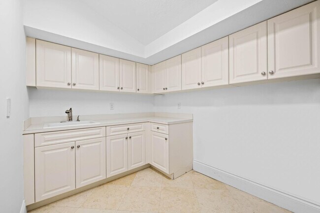 Building Photo - 861 Nafa Dr