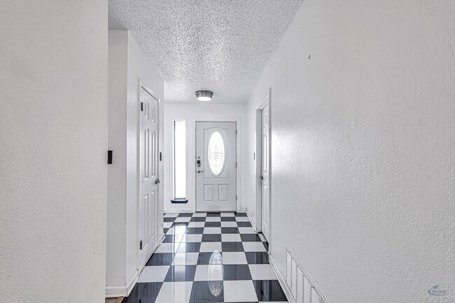 Building Photo - 412 E 89th St