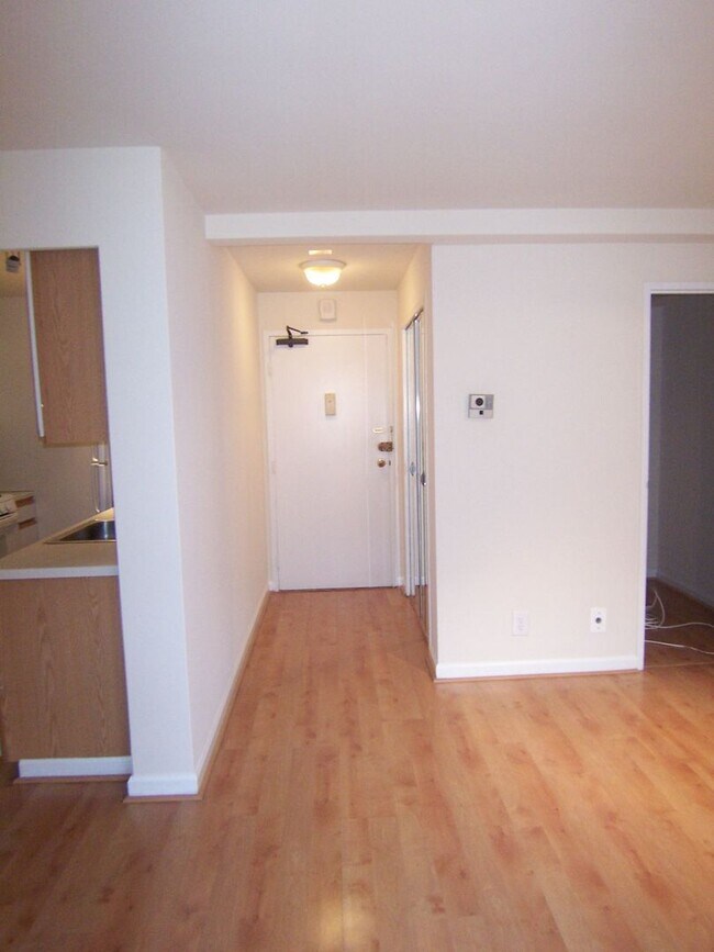 Building Photo - Centrally Located Dupont Circle at the Imperial House 1 Bed in the heart of it all! Utilities inc...