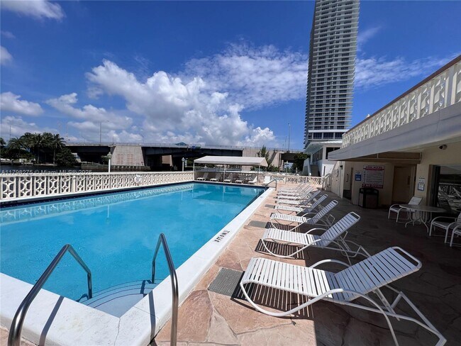 Building Photo - 1825 S Ocean Dr