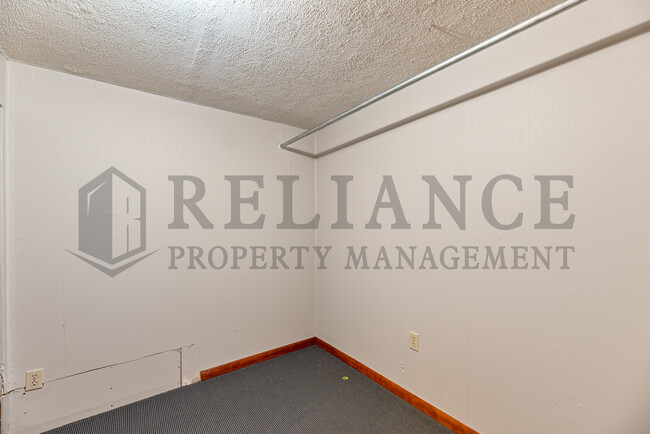 Building Photo - 1440 Community Dr