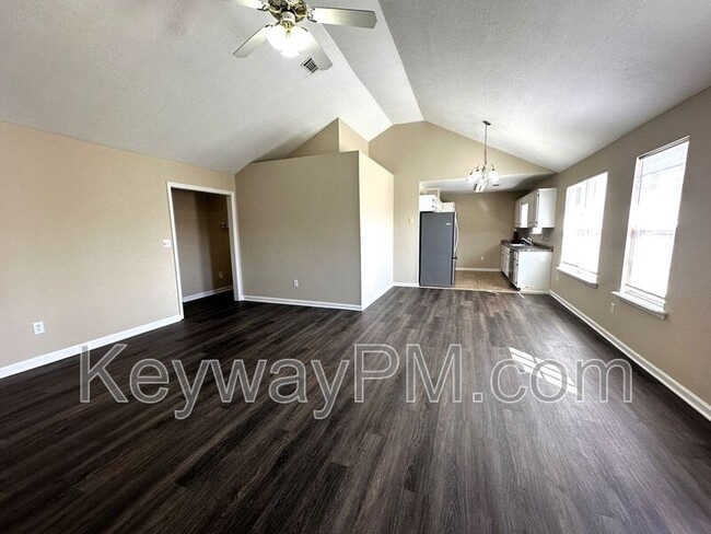 Building Photo - 221 Taylor Cir
