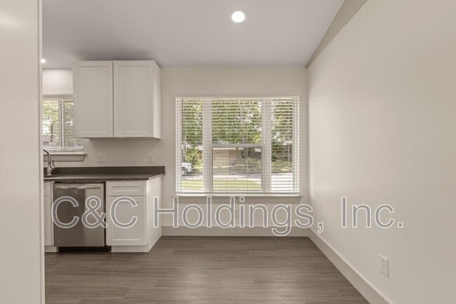 Building Photo - 4541 E 32nd Pl