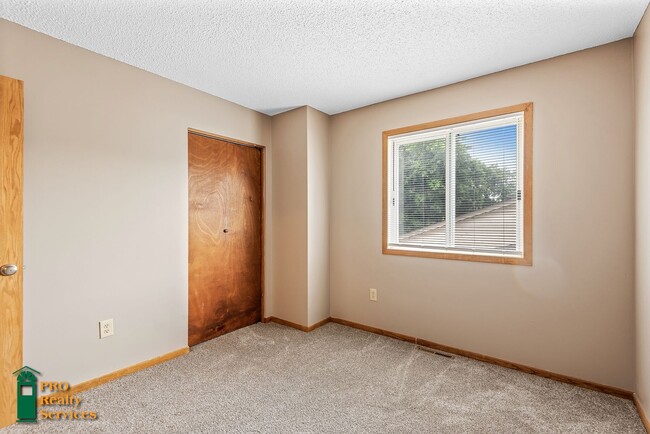 Building Photo - 3 Bedroom End Unit Townhouse
