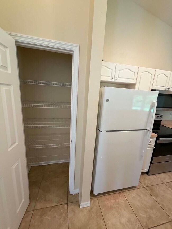 Building Photo - Your Dream Home Awaits in Port Charlotte!