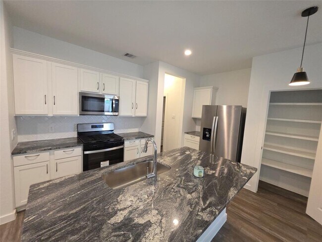 Building Photo - 3013 La Latina Dr