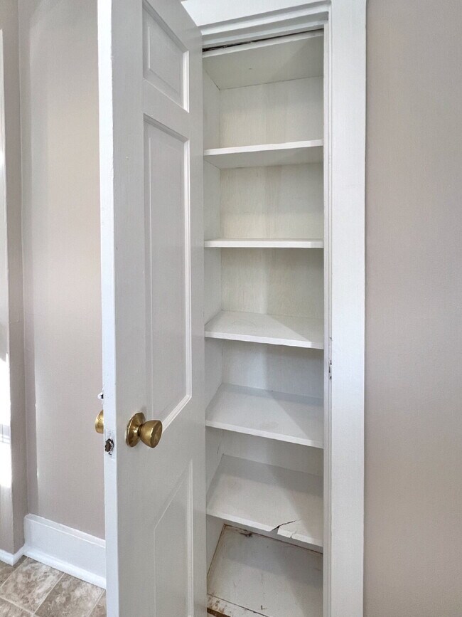 Building Photo - Coming Soon: 1BR, 1BA duplex (Do not distu...