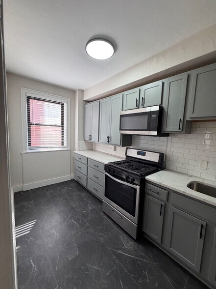 Building Photo - Charming 1 Bedroom ni CWE *1st Floor unit