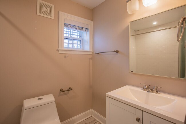 Building Photo - Charming Studio Apartment in Columbia Heig...