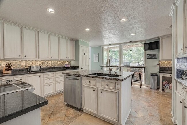 Building Photo - 22 Winged Foot Dr