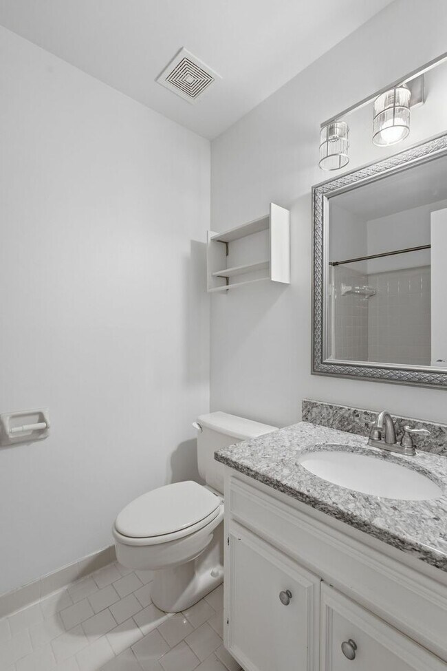 Building Photo - Charming Townhouse in Green Hills