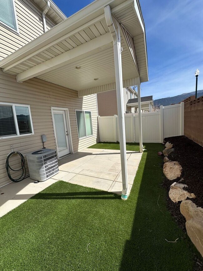 Building Photo - Charming Townhome