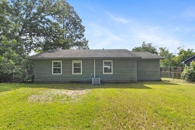 Building Photo - 3 Bedroom 1.5 Bath Ranch in Hope Mills