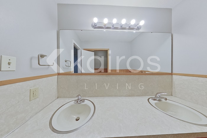 Building Photo - 5721 Old Hickory Rd