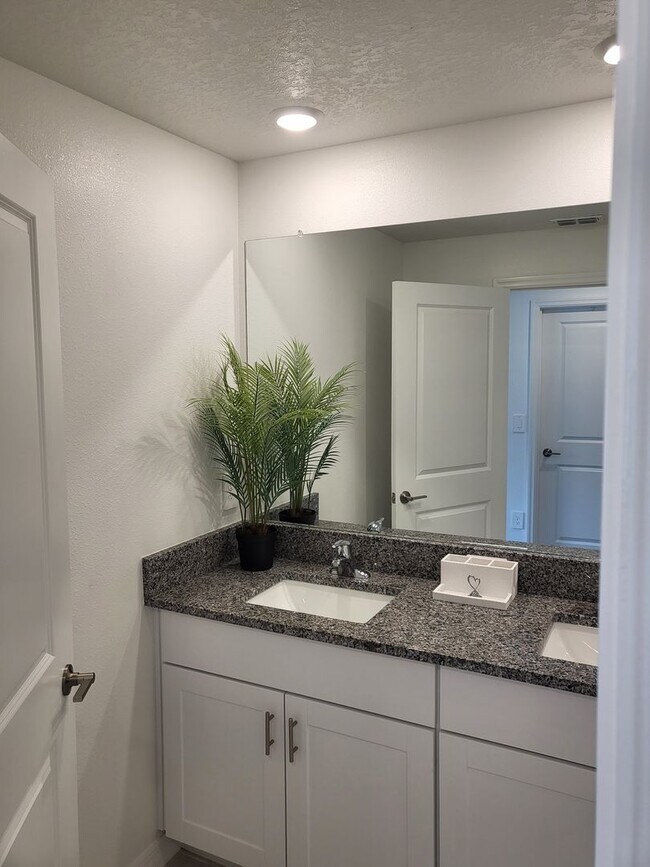 Building Photo - Available Now : Charming 3 Bed, 2 Bath Townhome in a Prime Location